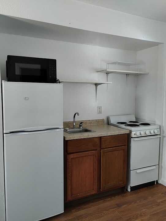 2nd image of 625 W 7th St #1