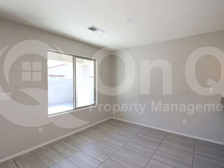 1877 W Overland St — Photo 8
