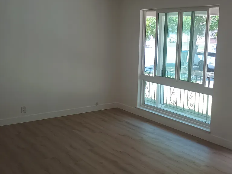 677 N Daniel Way — Photo 2