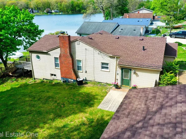 5177 Mattawa Dr, Clarkston, MI 48348