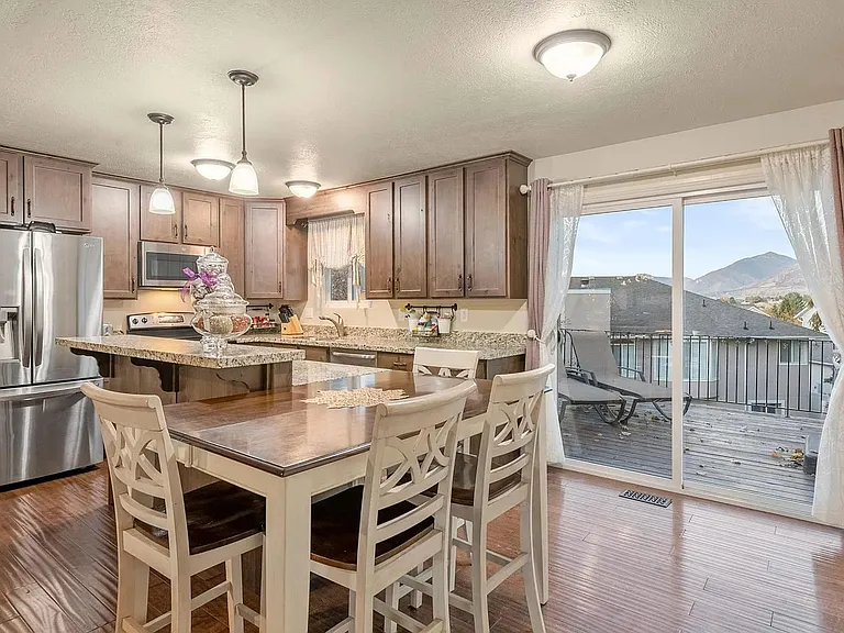 1553 E Huckleberry Cir — Photo 8