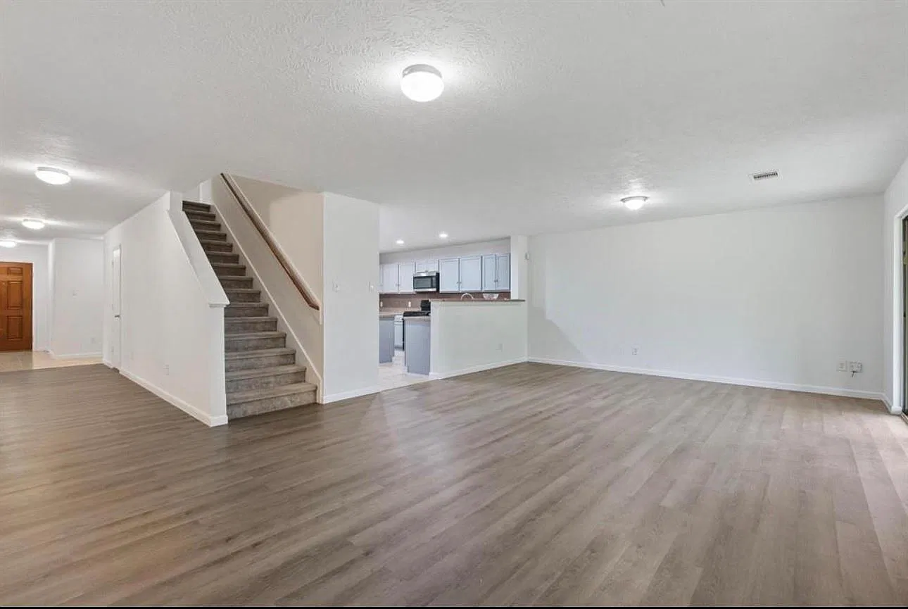 5 bed, 2.5 bath, 3415 sqft, $2,999 — Photo 3