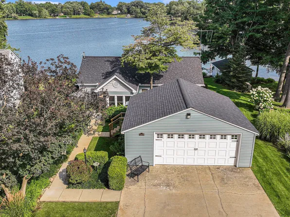 51479 Summit St, Paw Paw, MI 49079