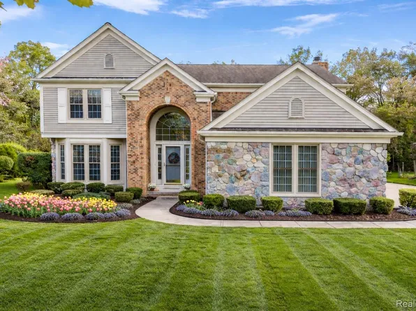 47651 Red Run Dr, Canton, MI 48187