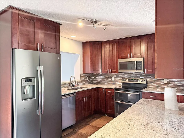 912 Carvell Dr — Photo 5