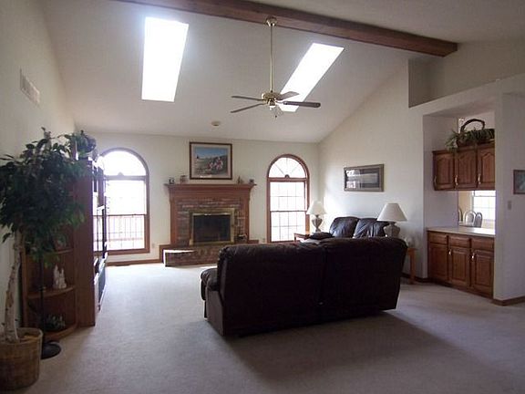 5th image of 105 Meadow Ln