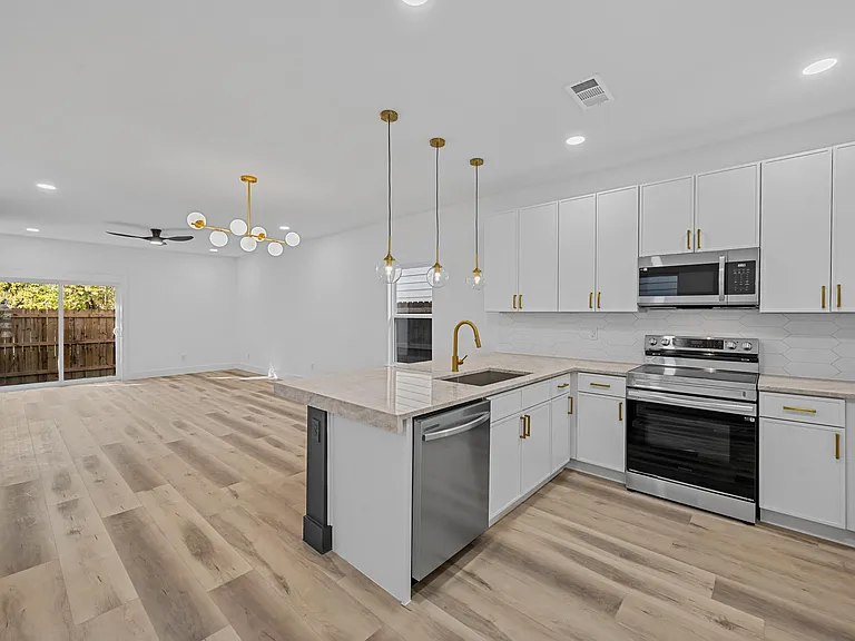 2413 Easley St — Photo 6