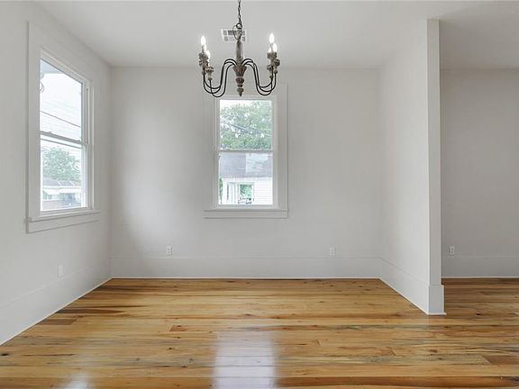 3rd image of 907 Elmira Ave