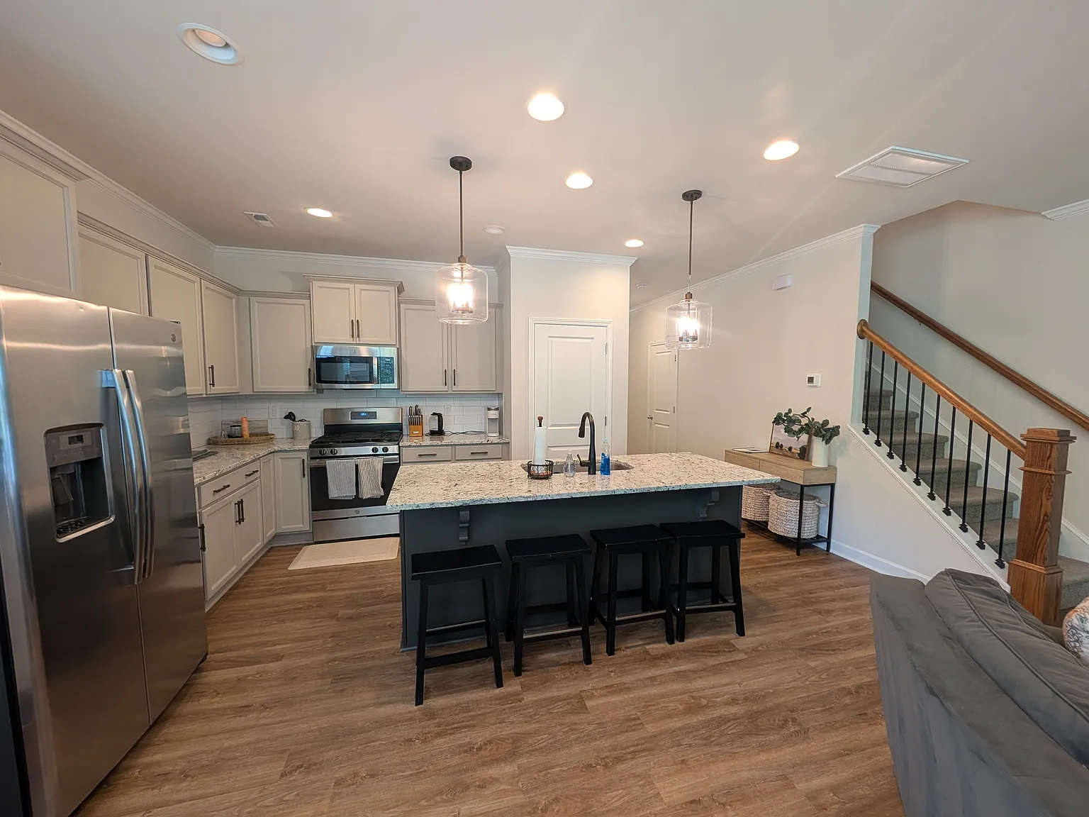 3 bed, 1838 sqft, $1,999 — Photo 3