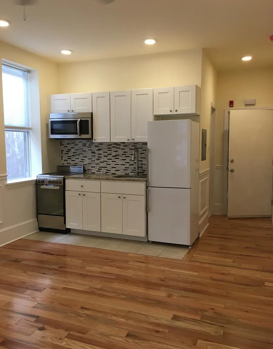 Studio, 300 sqft, $1,250 — Photo 3