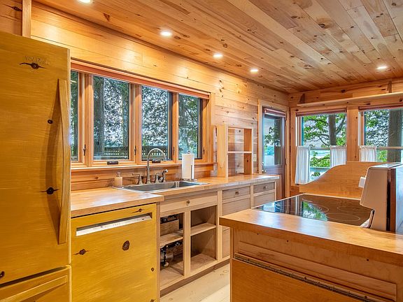 4th image of 705 Cedar Beach Road