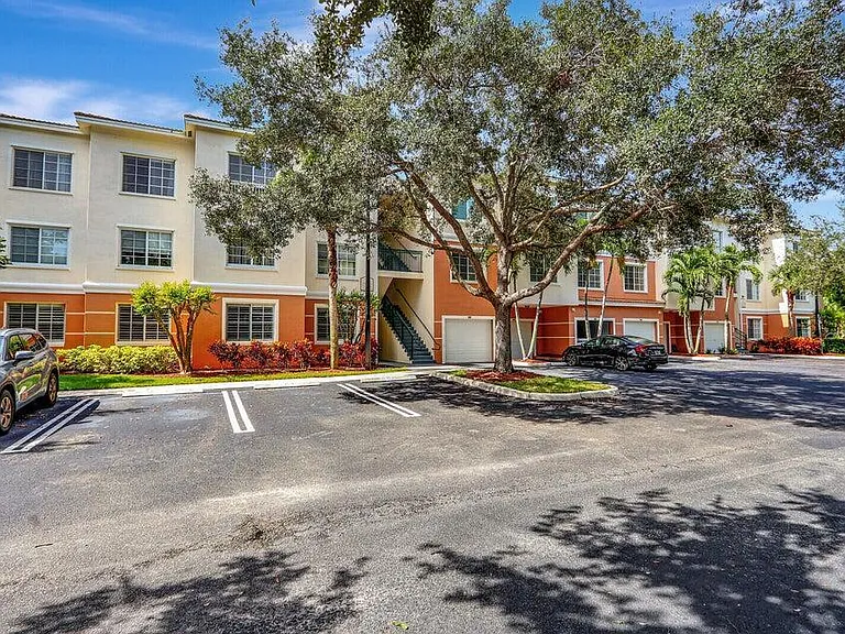7101 Myrtlewood Cir W — Photo 1
