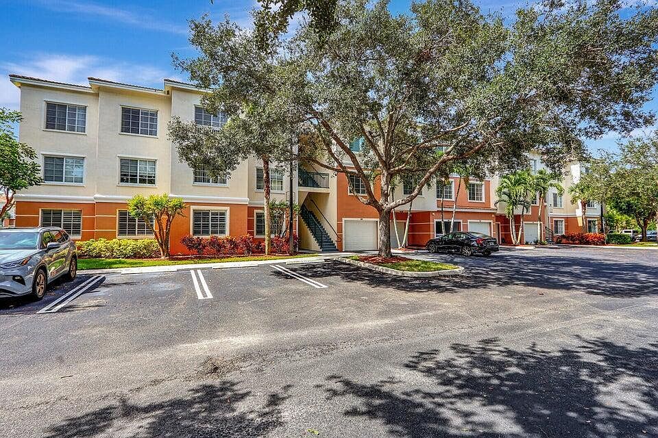 1st image of 7101 Myrtlewood Cir W