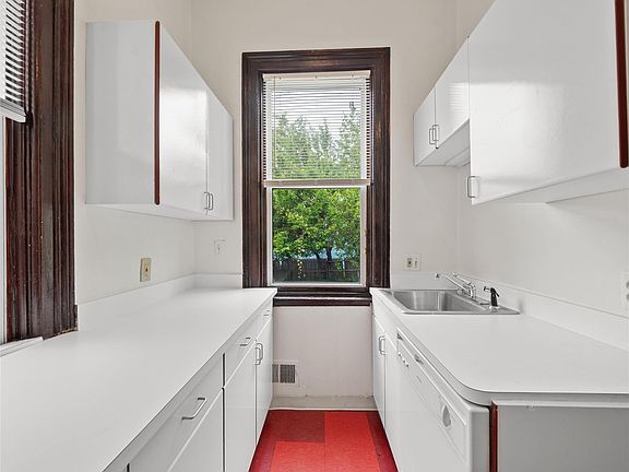 5th image of 3941 Trumbull St
