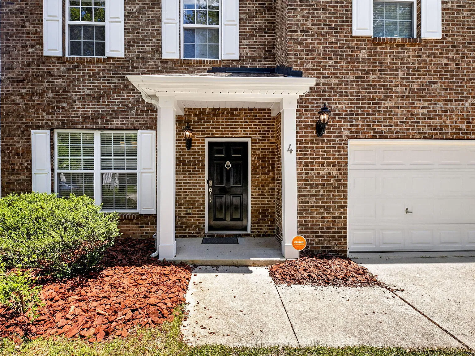 3 bed, 2.5 bath, 2300 sqft, $2,495 — Photo 3
