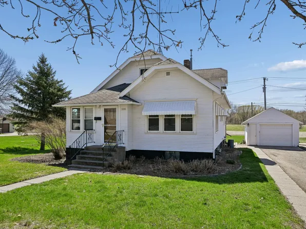 1028 10th St E, Glencoe, MN 55336