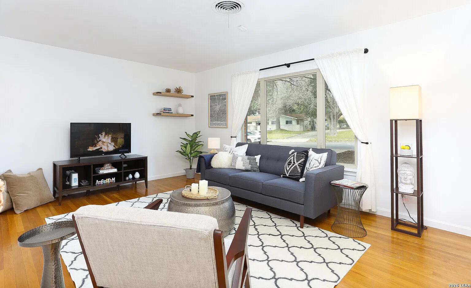 3 bed, 2.0 bath, 1321 sqft, $2,250 — Photo 2