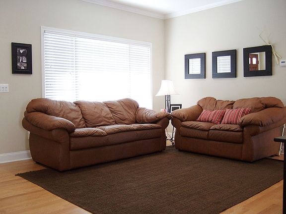 Living Room w/ Crown Molding