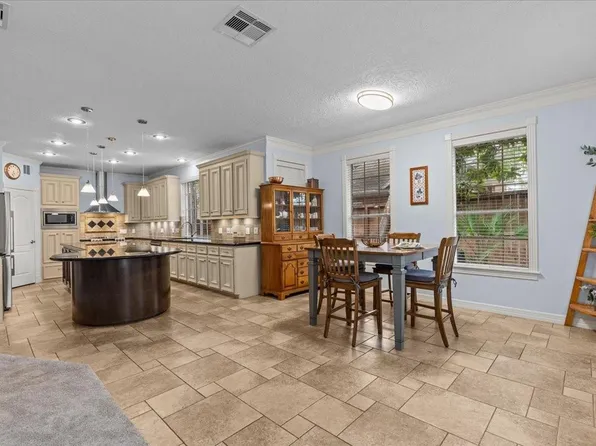 914 Pinewood Ln, Seabrook, TX 77586