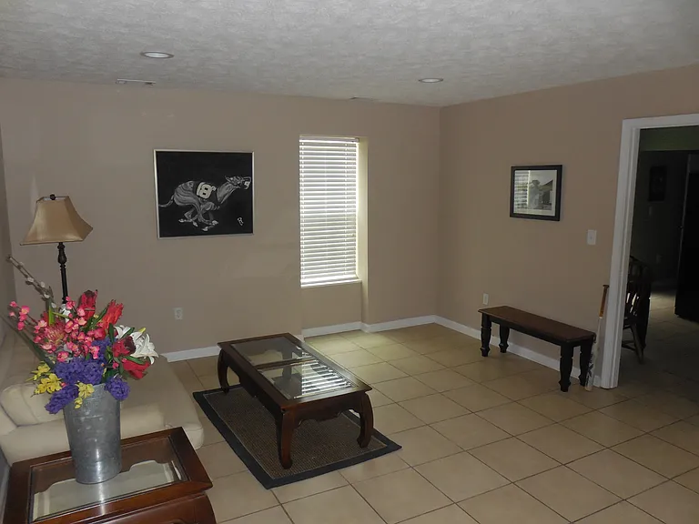 126 Glenwood Dr — Photo 2