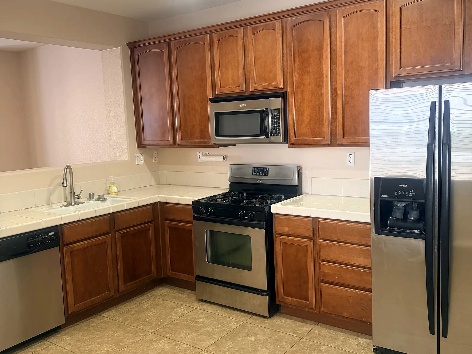 3 bed, 2.5 bath, 1386 sqft, $2,595 — Photo 2