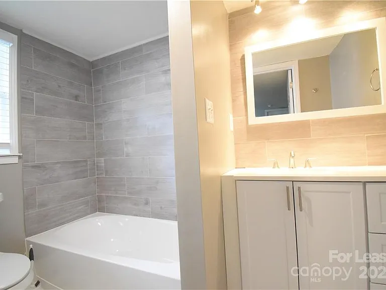 1077 Henderson St — Photo 13