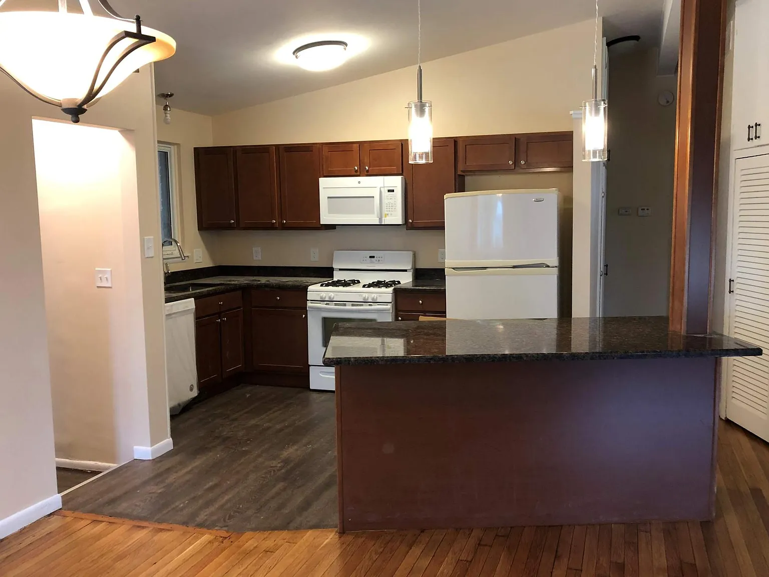 4 bed, 1.5 bath, 1350 sqft, $2,300 — Photo 3