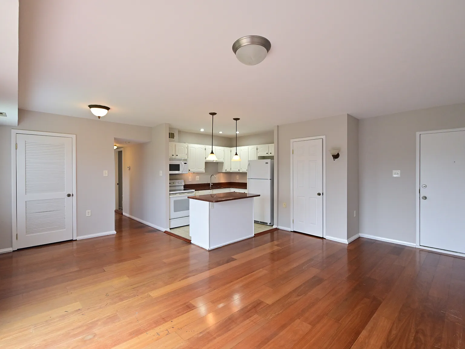 2 bed, 936 sqft, $1,975 — Photo 3