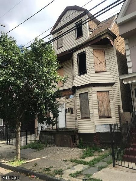 2nd image of 140 S 9th St