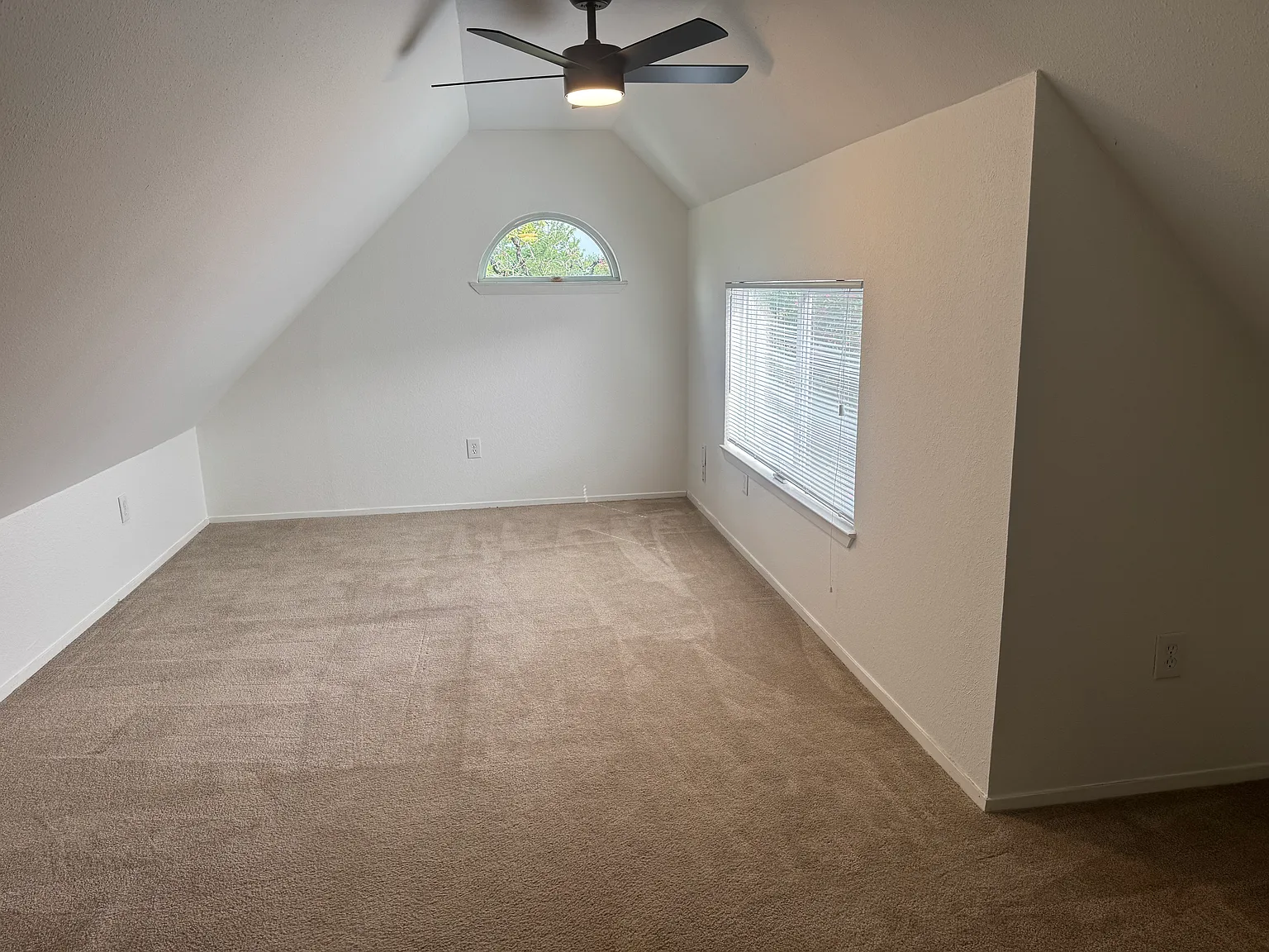 1514 Parker Ln — Photo 2