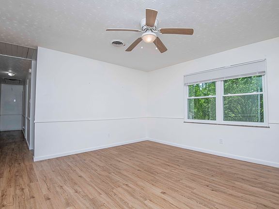3rd image of 805 Goldfinch Ave
