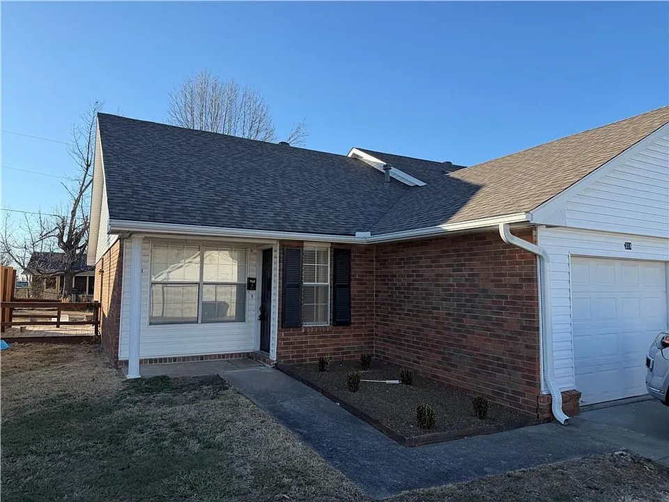 317 S 11th Pl
