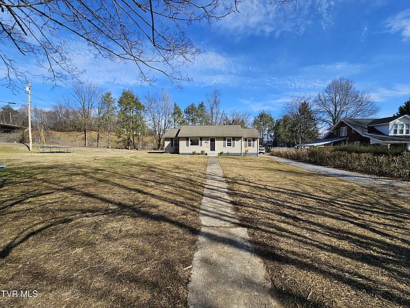 2nd image of 501 Twin Oaks Dr