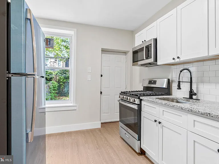 35 E Collom St — Photo 8