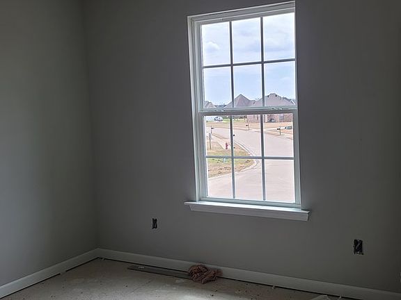4th image of 818 Marquette Ln