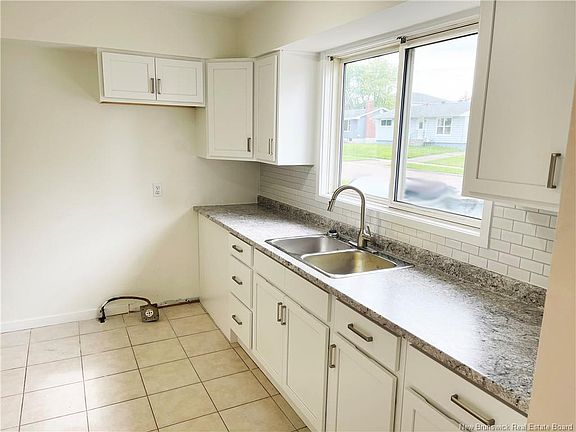 4th image of 97 Leeside Dr