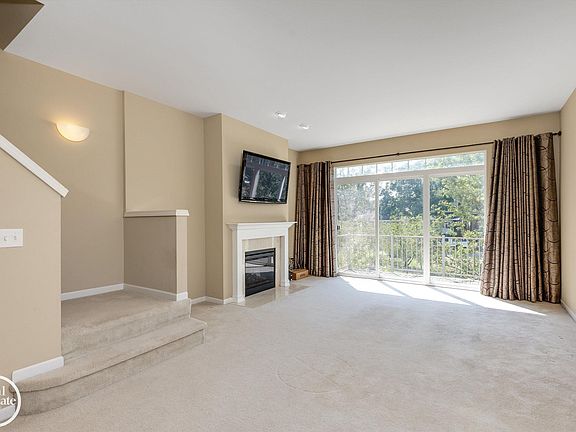 5th image of 1048 Lakepointe St APT A