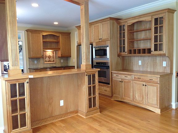 kitchen w/ bar nook