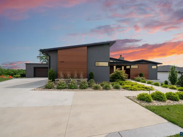 1608 S Scarlet Oak Pl, Sioux Falls, SD 57110