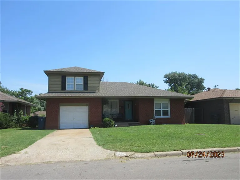 221 E Kerr Dr — Photo 1