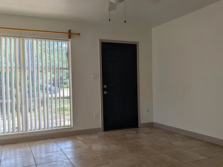 401 Fairfax Dr — Photo 2