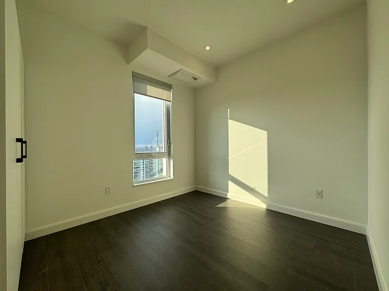 741 King St W #1304 — Photo 7