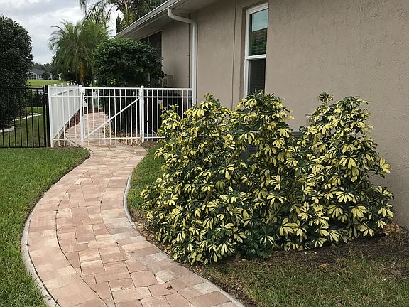 5th image of 895 Lakeworth Cir