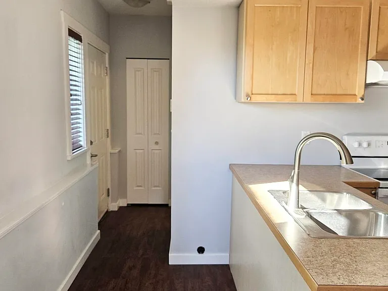 823 Edinburgh St — Photo 3