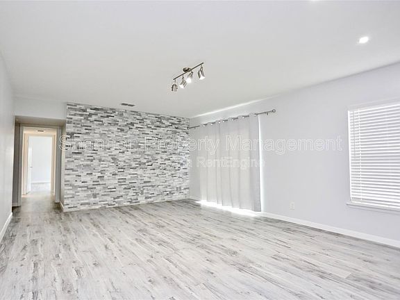 4th image of 2824 Briarhurst Dr APT 16