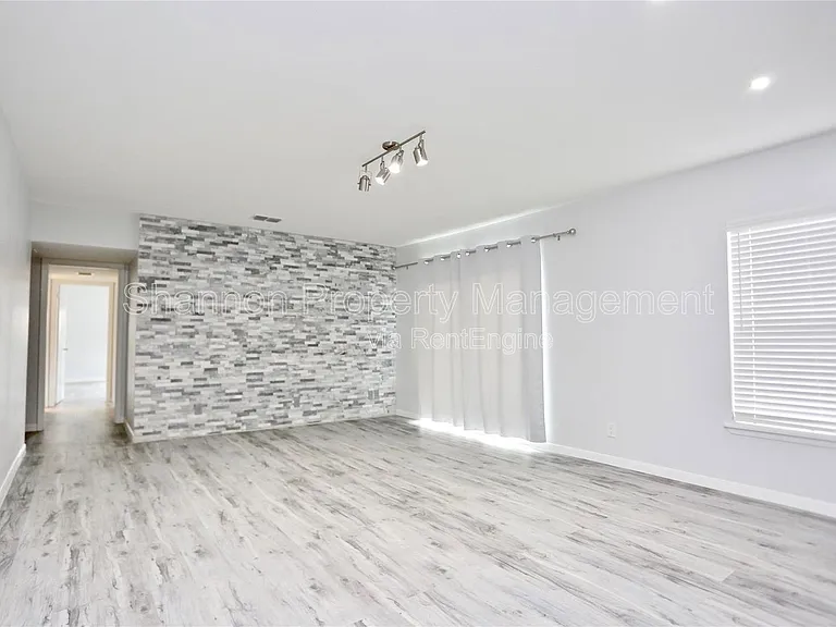 2824 Briarhurst Dr #16 — Photo 4