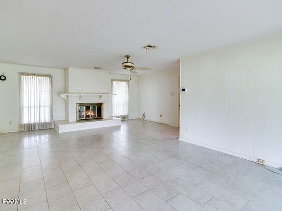 5th image of 211 Karen Dr