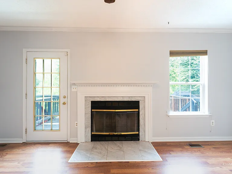 413 Lakeview Ct — Photo 12