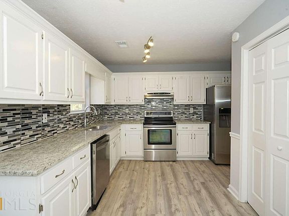 5th image of 105 N Knights Circle E