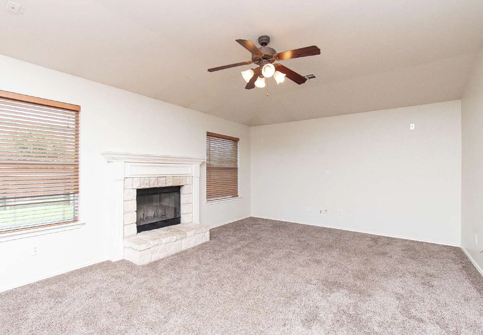 4 bed, 2.0 bath, 2326 sqft, $1,775 — Photo 2